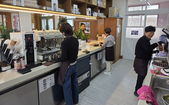 [서산=뉴시스] 충남 서산시 새 노인 일자리로 고용된 시니어 바리스타들이 지난 11일 카페 가재미38에서 환하게 웃으며 일하고 있다. (사진=서산시 제공) 2025.12.12. photo@newsis.com *재판매 및 DB 금지