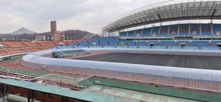 [안산=뉴시스]안산 와~스타디움 전경. 트랙을 따라 비닐하우스가 설치됐다.(사진=안산도시공사 제공)2025.12.12.photo@newsis.com *재판매 및 DB 금지