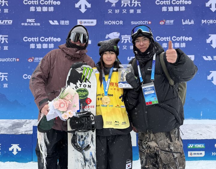 [서울=뉴시스] 스노보드 국가대표 최가온이 12일 중국 허베이성 장자커우시에서 열린 2025~2026 FIS 스노보드 월드컵 여자 하프파이프에서 우승을 차지했다. (사진=대한스키·스노보드협회 제공) 2025.12.12. *재판매 및 DB 금지