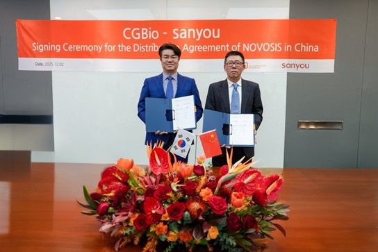[서울=뉴시스] 시지바이오∙산유 메디칼, 노보시스(NOVOSIS) 판매 계약 체결. 왼쪽부터 유현승 시지바이오 대표, 시위농(XU NONG) 산유 메디칼 대표 (사진=시지바이오 제공) photo@newsis.com *재판매 및 DB 금지