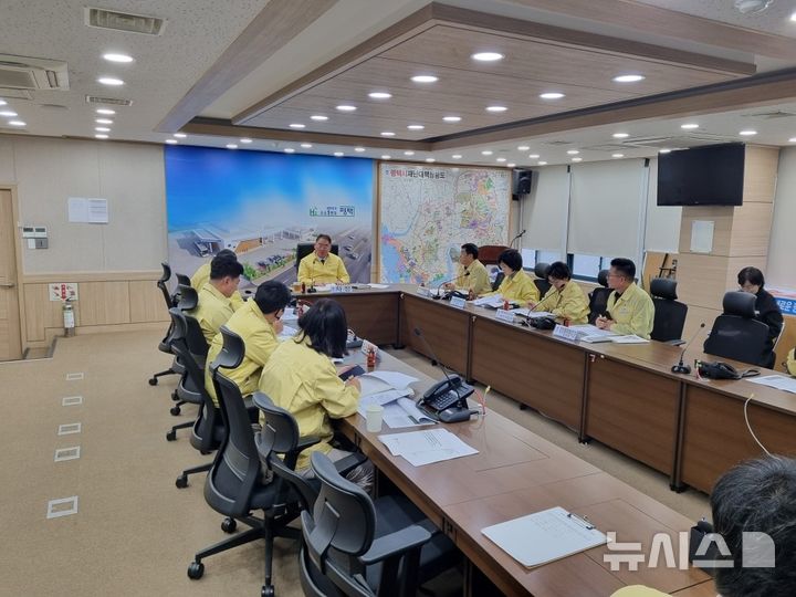 [평택=뉴시스] 평택시 고병원성 AI 확산 재난안전대책본부 회의 모습 (사진=평택시 제공) 2025.12.12.photo@newsis.com 