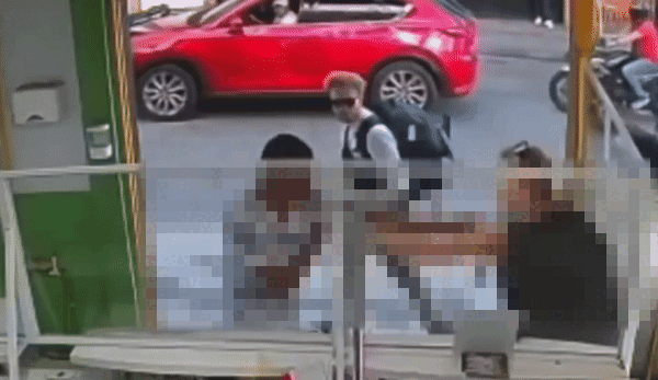 [뉴시스] 강도에게 공격당하는 여성을 두고 벽 뒤에 숨어 지켜보기만 한 남성의 모습이 CCTV에 포착되며 누리꾼들의 비난이 이어지고 있다. (영상='New York Post' 유튜브 채널 캡처) *재판매 및 DB 금지