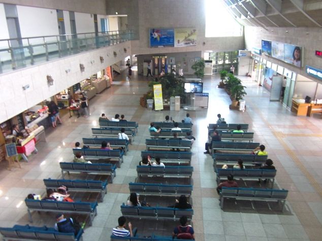 [창원=뉴시스] 강경국 기자 = 경남 창원시 의창구 창원종합버스터미널 대합실 전경. (사진=창원시 공식 블로그 갈무리). 2025.12.12. photo@newsis.com *재판매 및 DB 금지