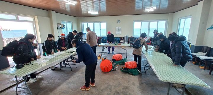 [제주=뉴시스] 제주도가 진행한 '2025 한·중·일 문화크리에이터 인 제주마실' 교류행사에 참가한 각국 크리에이터들의 취재 모습. (사진=제주도 제공) 2025.12.12. photo@newsis.com *재판매 및 DB 금지