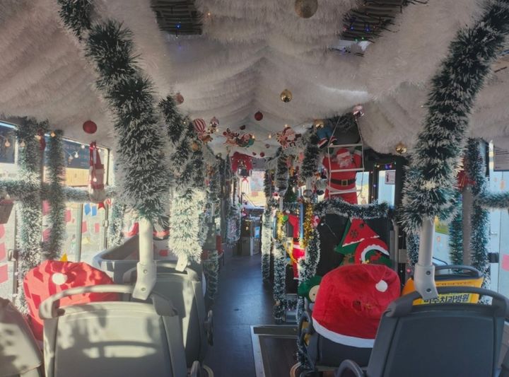 [뉴시스]9년간 운행해 온 187번 산타버스의 내부 모습. (사진 = 온라인 커뮤니티 캡처) *재판매 및 DB 금지