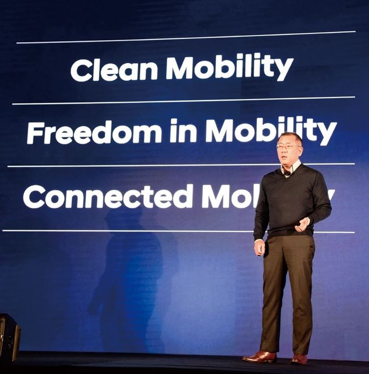 [서울=뉴시스] 2017년 1월 4일 당시 부회장 이었던 정의선 현대차그룹 회장이 CES에서 미래 모빌리티 구현을 위한 3대 비전과 방향을 제시하는 모습. (사진=기아 80주년 사사 갈무리) 2025.12.13 photo@newsis.com *재판매 및 DB 금지