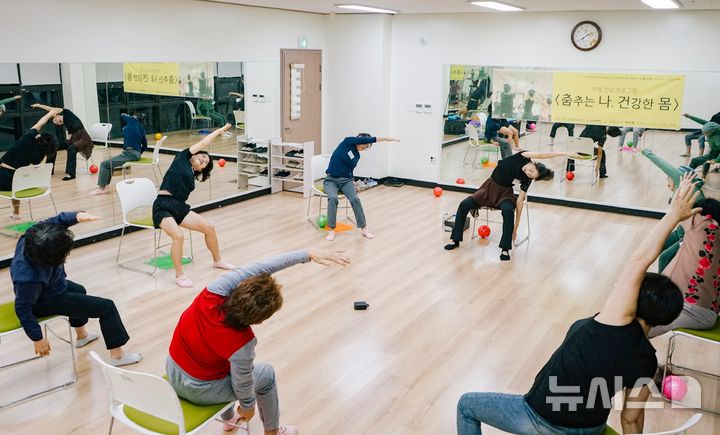 [제주=뉴시스] 10~11월 제주문화예술재단 지원으로 진행된 '춤추는 나, 건강한 몸' 프로그램 모습. (사진=제주시니어댄스예술교육원 제공) 2025.12.12. photo@newsis.com