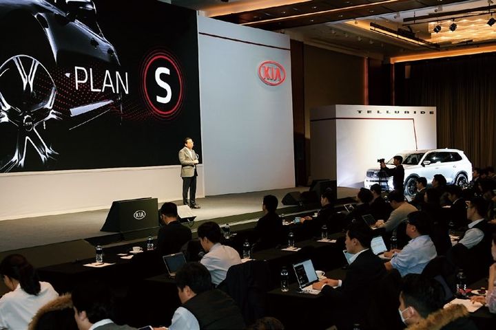 [서울=뉴시스] 2020년 1월 14일 CEO 인베스터데이에서 기아의 중장기 미래전략 '플랜 S(Plan S)'를 발표하는 박한우 기아 사장. (사진=기아 80주년 사사 갈무리) 2025.12.13 photo@newsis.com  *재판매 및 DB 금지