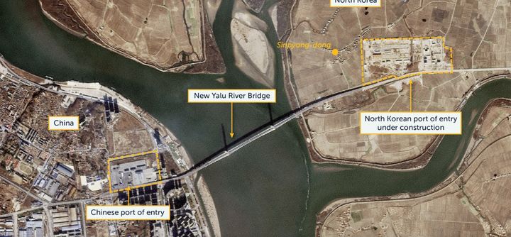 [서울=뉴시스] 중국 랴오닝성 단둥과 북한 신의주 남쪽을 잇는 신압록강 대표의 위성 사진. 좌우로 북한과 중국의 통관 시설도 보인다.(출처: 비욘드 패럴렐 홈페이지) 2025.12.12.  *재판매 및 DB 금지