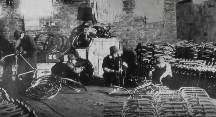 [서울=뉴시스] 경성정공 직원들이 서울 영등포 공장에서 자전거 부품을 조립하고 있다. (사진=기아80년 사사) 2025.12.13. photo@newsis.com *재판매 및 DB 금지