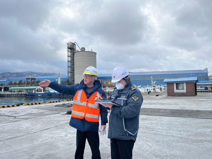 [동해=뉴시스] 동해해양경찰서가 모든 선박과 항만 비산먼지 발생 사업장을 대상으로 집중 점검을 실시하고 있다.(사진=동해해경 제공)photo@newsis.com *재판매 및 DB 금지