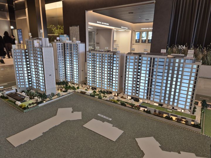 [서울=뉴시스] 정진형 기자 = 서울 강남구 자이갤러리에 마련된 역삼센트럴자이 견본주택. 2025.12.12. formation@newsis.com *재판매 및 DB 금지