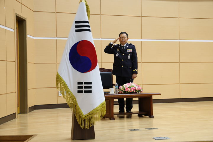 [동해=뉴시스] 12일 동해지방해양경찰청장 제19대 청장에 김인창 치안감이 부임한 가운데 취임식을 갖고 있다.(사진=동해해경청 제공)photo@newsis.com *재판매 및 DB 금지