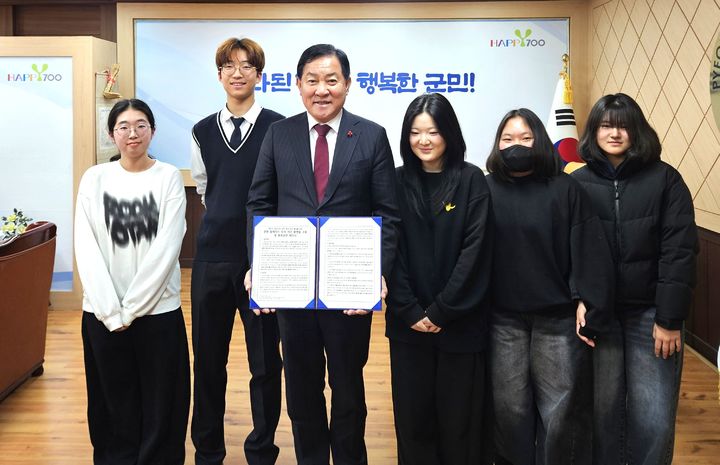 [평창=뉴시스] 청소년참여위로부터 심재국 군수가 정책 제안서를 전달받고 있다. (사진=평창군 제공) 2025.12.12.photo@newsis.com *재판매 및 DB 금지