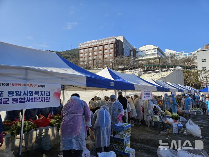 [창원=뉴시스]12일 마산대학교 청강기념관 앞 주차장에서 경상남도사회복지관협회 주최·주관 제10회 사랑의 김장나누기 행사가 열리고 있다.(사진=경남도 제공) 2025.12.12. photo@newsis.com