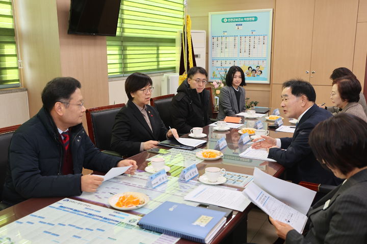 [진천=뉴시스] 정은경(왼쪽 두 번째) 보건복지부 장관이 12일 충북 진천군청 집무실에서 송기섭(오른쪽 두 번째) 진천군수로부터 통합돌봄 추진사업 준비 상황과 실제 운영 사례 등을 보고 받고 있다. (사진=진천군 제공) 2025.12.12. photo@newsis.com *재판매 및 DB 금지