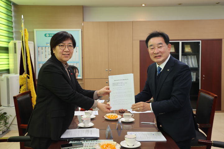 [진천=뉴시스] 송기섭(오른쪽) 충북 진천군수가 12일 진천군청 집무실에서 정은경 보건복지부 장관에게 충북 필수의료 인프라 부족 문제 지원을 건의한 건의서와 호소문을 전달하고 있다. (사진=진천군 제공) 2025.12.12. photo@newsis.com *재판매 및 DB 금지