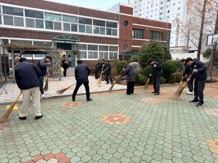 [창원=뉴시스] 강경국 기자 = 경남 창원시공무원노동조합이 12일 연말을 맞아 아동복지시설인 마산애리원을 방문해 시설 환경정비 봉사활동을 하고 있다. (사진=창원시공무원노동조합 제공). 2025.12.12. photo@newsis.com *재판매 및 DB 금지