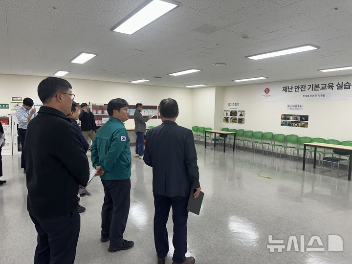 [서울=뉴시스]서울시 재난안전기획관이 지난 11일 지하연계 복합건축물인 롯데몰 은평점에서 재난발생시 대피할 수 있는 피난안전구역의 설치·운영 실태를 점검하고 있다.