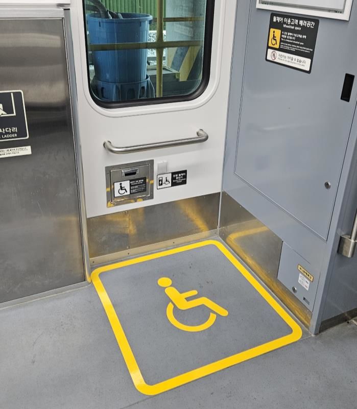 [대구=뉴시스] 동대구역 승강장 고객 대기의자에 설치된 서비스 홍보 QR. (사진=코레일 대구본부 제공) 2025.12.12. photo@newsis.com *재판매 및 DB 금지