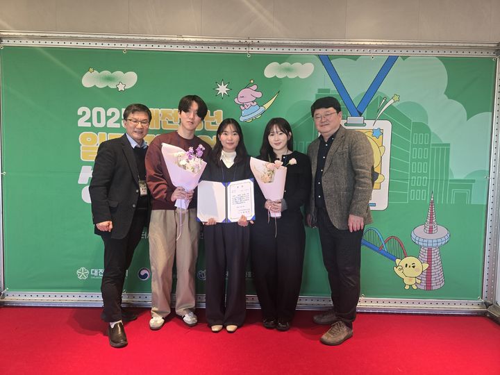 [대전=뉴시스] 한남대학교 최우수상 수상자들과 현장실습센터 교수들. (사진=한남대 제공) 2025.12.12. photo@newsis.com *재판매 및 DB 금지