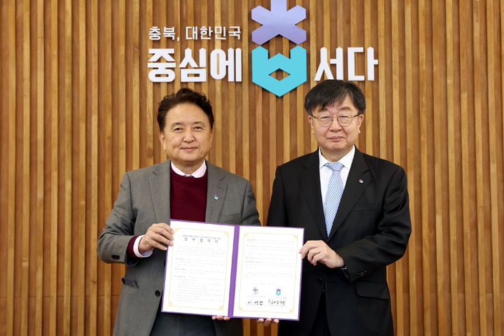 [청주=뉴시스] 김영환(왼쪽) 충북지사와 이재연 서민금융진흥원장이 12일 청주시 상당구 문화동 충북도청에서 융취약계층 의료비 이자지원 사업 추진을 위한 업무협약 후 기념촬영하고 있다. (사진=충북도 제공) 2025.12.12. photo@newsis.com *재판매 및 DB 금지