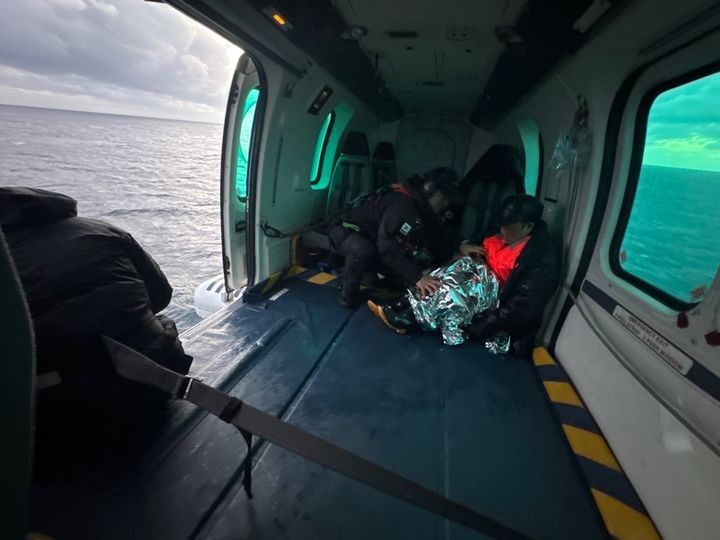 [서귀포=뉴시스] 12일 오후 4시47분께 제주 서귀포항 남쪽 약 33㎞ 해상에서 외국 상선의 선원 5명이 해상으로 추락한 가운데 해경이 헬기를 활용해 구조작업을 전개하고 있다. (사진=서귀포해양경찰서 제공) 2025.12.12. photo@newsis.com *재판매 및 DB 금지