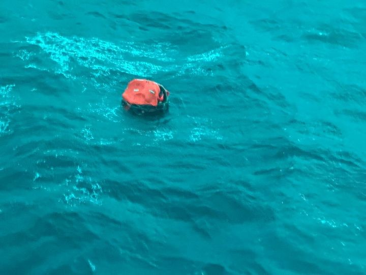 [서귀포=뉴시스] 12일 오후 4시47분께 제주 서귀포항 남쪽 약 33㎞ 해상에서 외국 상선의 선원 5명이 해상으로 추락한 가운데 구명뗏목에 올라 구조를 기다리고 있다. (사진=서귀포해양경찰서 제공) 2025.12.12. photo@newsis.com *재판매 및 DB 금지