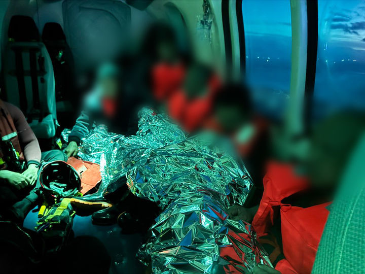 [서귀포=뉴시스] 12일 오후 제주 서귀포항 남쪽 약 33㎞ 해상에서 바다로 추락한 중국인 선원들이 구조돼 해경 헬기를 타고 이송되고 있다. (사진=서귀포해양경찰서 제공) 2025.12.12. photo@newsis.com *재판매 및 DB 금지