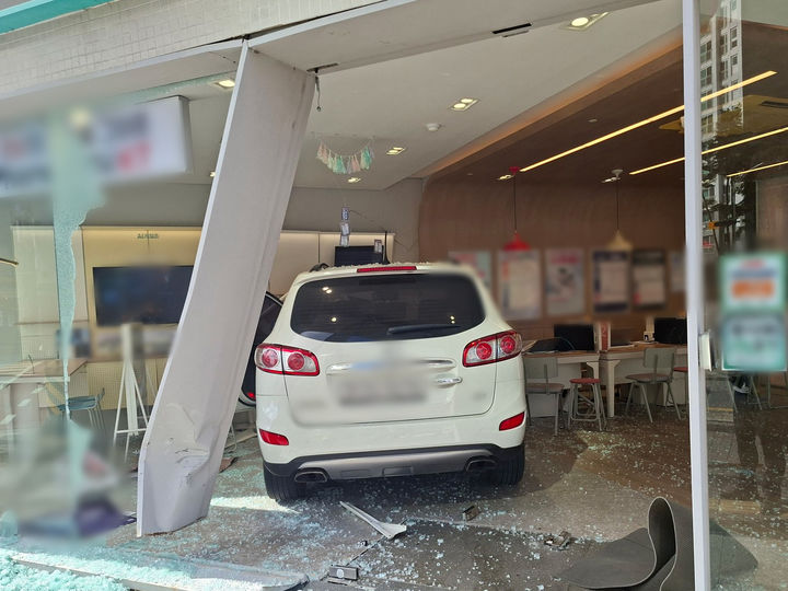 [양산=뉴시스] 12일 낮 12시께 경남 양산시 물금읍 한 도로에서 SUV 차량이 상가 커피숍으로 돌진하는 사고가 발생했다. (사진=독자 제공) 2025.12.12. photo@newsis.com *재판매 및 DB 금지