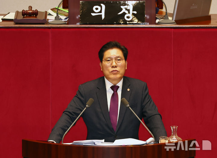 [서울=뉴시스] 김명년 기자 = 송석준 국민의힘 의원이 12일 서울 여의도 국회에서 열린 본회의에서 형사소송법 일부개정법률안(대안)에 대한 무제한 토론(필리버스터)을 하고 있다. 2025.12.12. kmn@newsis.com