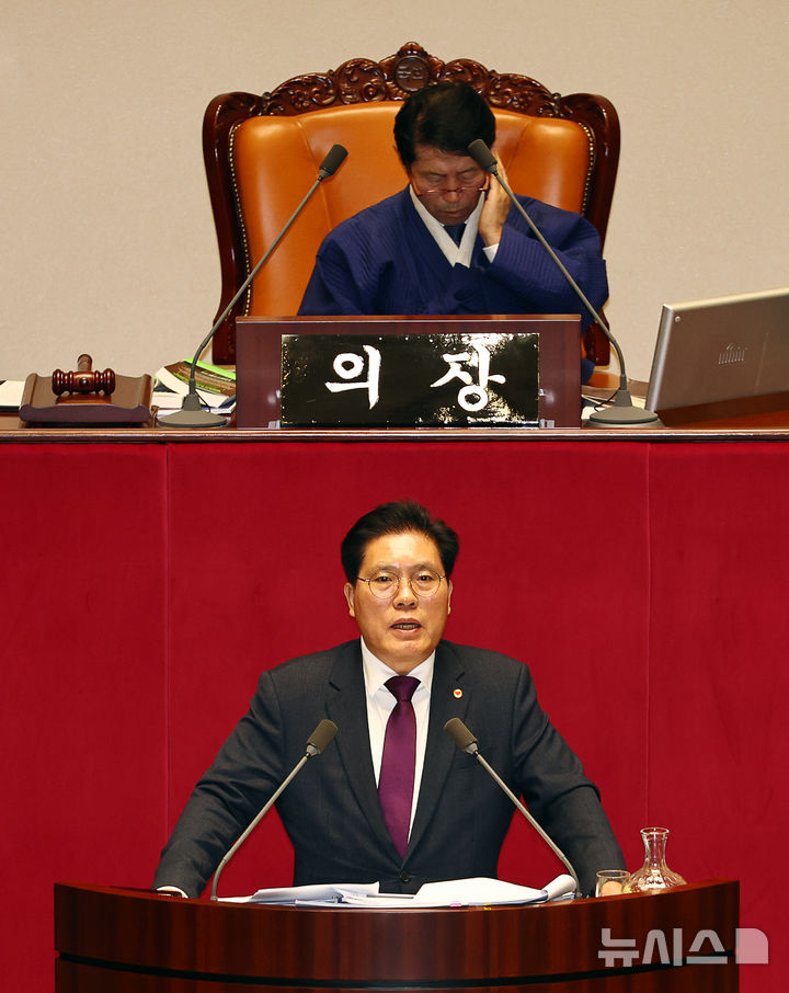 [서울=뉴시스] 김명년 기자 = 송석준 국민의힘 의원이 12일 서울 여의도 국회에서 열린 본회의에서 형사소송법 일부개정법률안(대안)에 대한 무제한 토론(필리버스터)을 하고 있다. 2025.12.12. kmn@newsis.com