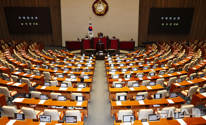 [서울=뉴시스] 김명년 기자 = 송석준 국민의힘 의원이 12일 서울 여의도 국회에서 열린 본회의에서 형사소송법 일부개정법률안(대안)에 대한 무제한 토론(필리버스터)을 하고 있다. 2025.12.12. kmn@newsis.com