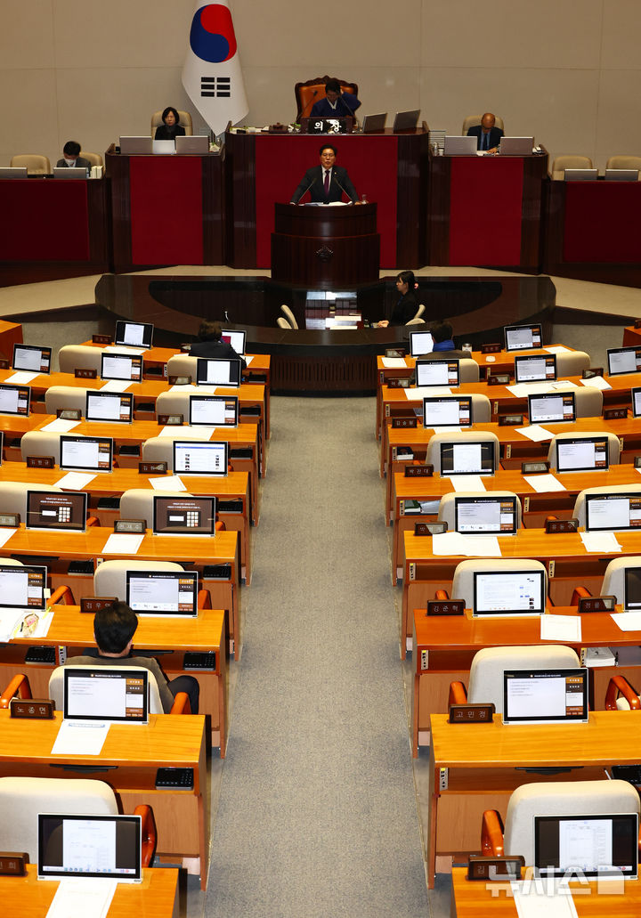 [서울=뉴시스] 김명년 기자 = 송석준 국민의힘 의원이 12일 서울 여의도 국회에서 열린 본회의에서 형사소송법 일부개정법률안(대안)에 대한 무제한 토론(필리버스터)을 하고 있다. 2025.12.12. kmn@newsis.com