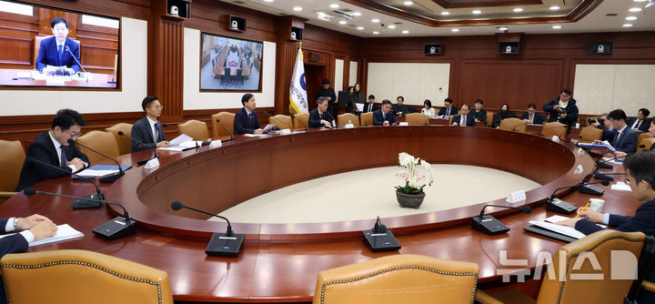 [서울=뉴시스] 추상철 기자 = 구윤철 부총리 겸 기획재정부 장관이 12일 오전 서울 종로구 정부서울청사에서 열린 대외경제 장관회의에서 발언하고 있다. 2025.12.12. scchoo@newsis.com