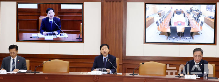 [서울=뉴시스] 추상철 기자 = 구윤철 부총리 겸 기획재정부 장관이 12일 오전 서울 종로구 정부서울청사에서 열린 대외경제 장관회의에서 발언하고 있다. 2025.12.12. scchoo@newsis.com