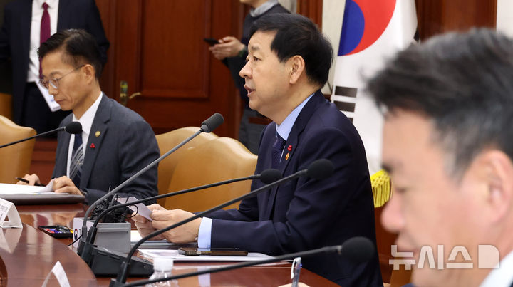 [서울=뉴시스] 추상철 기자 = 구윤철 부총리 겸 기획재정부 장관이 12일 오전 서울 종로구 정부서울청사에서 열린 대외경제 장관회의에서 발언하고 있다. 2025.12.12. scchoo@newsis.com