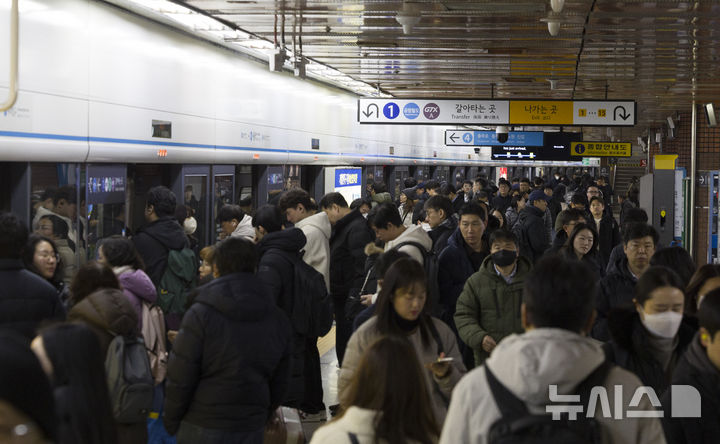 [서울=뉴시스] 김근수 기자 = 서울 지하철 1∼8호선을 운영하는 서울교통공사 노사 간 임금·단체협약(임단협) 협상이 노조의 파업을 목전에 두고 극적으로 타결한 12일 오전 서울 중구 서울지하철 4호선 서울역에서 시민들이 출근길에 나서고 있다. 2025.12.12. ks@newsis.com