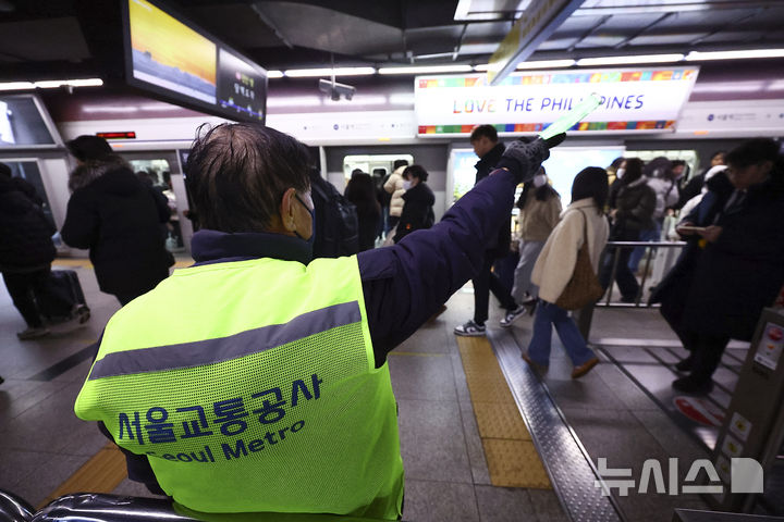 [서울=뉴시스] 김근수 기자 = 서울 지하철 1∼8호선을 운영하는 서울교통공사 노사 간 임금·단체협약(임단협) 협상이 노조의 파업을 목전에 두고 극적으로 타결한 12일 오전 서울 중구 서울지하철 1호선 서울역에서 시민들이 출근길에 나서고 있다. 2025.12.12. ks@newsis.com
