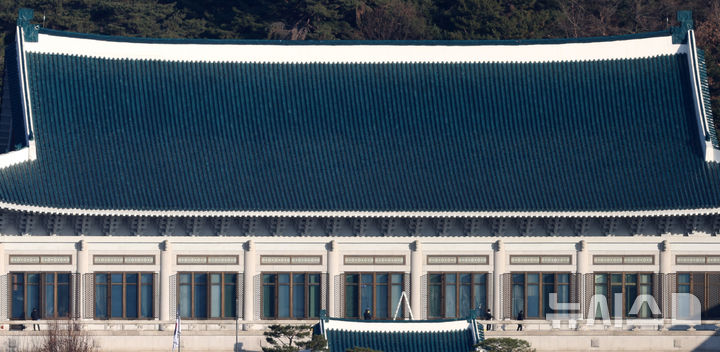 [서울=뉴시스] 추상철 기자 = 용산 대통령실의 청와대 이전을 앞둔 12일 오전 서울 종로구 청와대에서 작업자들이 건물 외부 청소를 하고 있다. 2025.12.12. scchoo@newsis.com