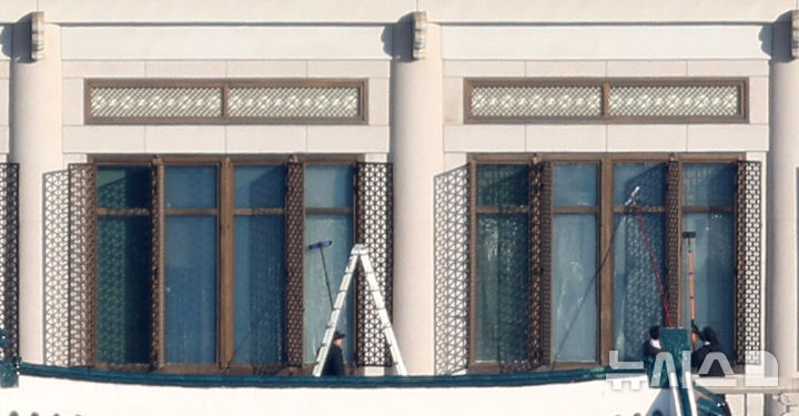 [서울=뉴시스] 추상철 기자 = 용산 대통령실의 청와대 이전을 앞둔 12일 오전 서울 종로구 청와대에서 작업자들이 건물 외부 청소를 하고 있다. 2025.12.12. scchoo@newsis.com