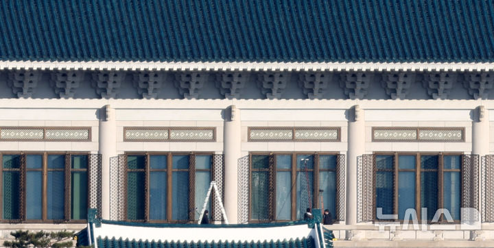 [서울=뉴시스] 추상철 기자 = 용산 대통령실의 청와대 이전을 앞둔 12일 오전 서울 종로구 청와대에서 작업자들이 건물 외부 청소를 하고 있다. 2025.12.12. scchoo@newsis.com