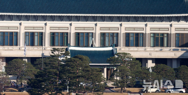 [서울=뉴시스] 추상철 기자 = 용산 대통령실의 청와대 이전을 앞둔 12일 오전 서울 종로구 청와대에서 작업자들이 건물 외부 청소를 하고 있다. 2025.12.12. scchoo@newsis.com