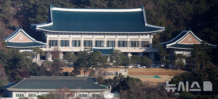 [서울=뉴시스] 추상철 기자 = 용산 대통령실의 청와대 이전을 앞둔 12일 오전 서울 종로구 청와대에서 작업자들이 건물 외부 청소를 하고 있다. 2025.12.12. scchoo@newsis.com