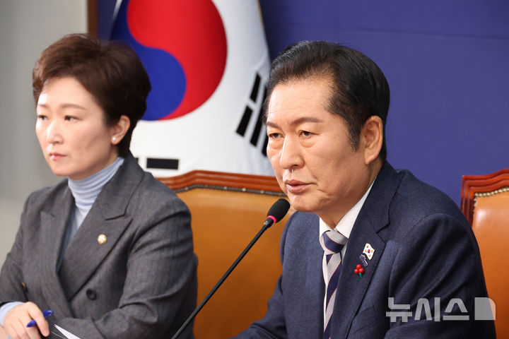 [서울=뉴시스] 김금보 기자 = 정청래 더불어민주당 대표가 12일 서울 여의도 국회에서 열린 최고위원회의에서 발언을 하고 있다. 2025.12.12. kgb@newsis.com