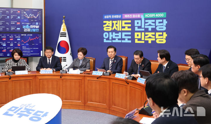 [서울=뉴시스] 김금보 기자 = 정청래 더불어민주당 대표가 12일 서울 여의도 국회에서 열린 최고위원회의에서 발언을 하고 있다. 2025.12.12. kgb@newsis.com