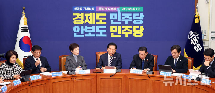 [서울=뉴시스] 김금보 기자 = 정청래 더불어민주당 대표가 12일 서울 여의도 국회에서 열린 최고위원회의에서 발언을 하고 있다. 2025.12.12. kgb@newsis.com