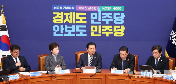 [서울=뉴시스] 김금보 기자 = 정청래 더불어민주당 대표가 12일 서울 여의도 국회에서 열린 최고위원회의에서 발언을 하고 있다. 2025.12.12. kgb@newsis.com