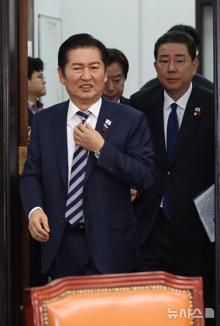 [서울=뉴시스] 김금보 기자 = 정청래 더불어민주당 대표가 12일 서울 여의도 국회에서 열린 최고위원회의에 참석을 하고 있다. 2025.12.12. kgb@newsis.com