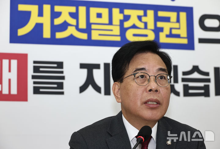 [서울=뉴시스] 김명년 기자 = 송언석 국민의힘 원내대표가 12일 오전 서울 여의도 국회에서 열린 기자간담회에서 발언하고 있다. 2025.12.12. kmn@newsis.com